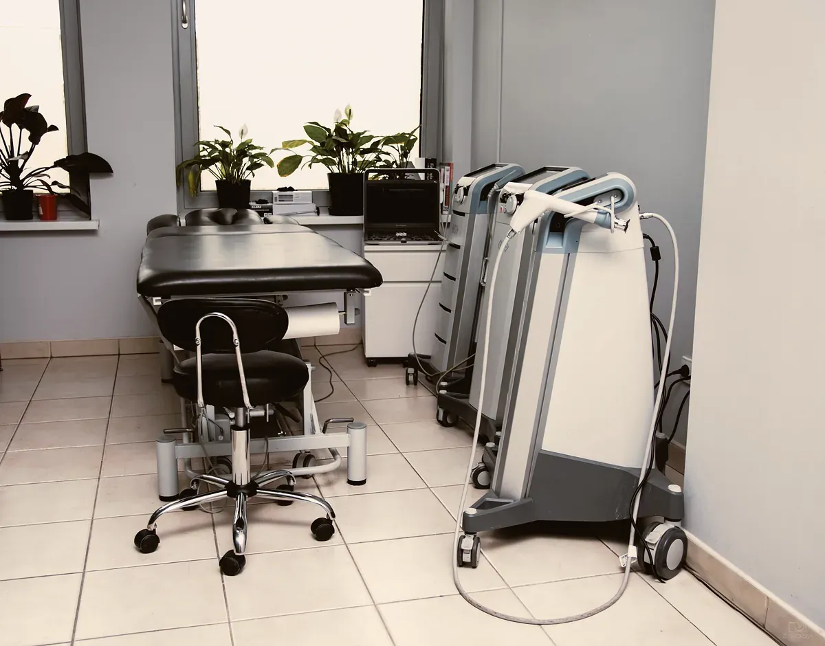 Gabinet RH Fizjo: kozetka, aparat USG i aparaty do fali uderzeniowej