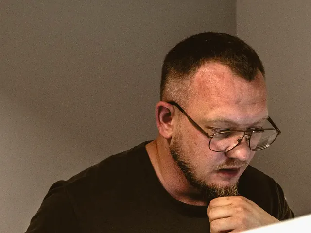 Fizjoterapeuta Marcin Jędrzejewski zastanawia się nad planem terapii